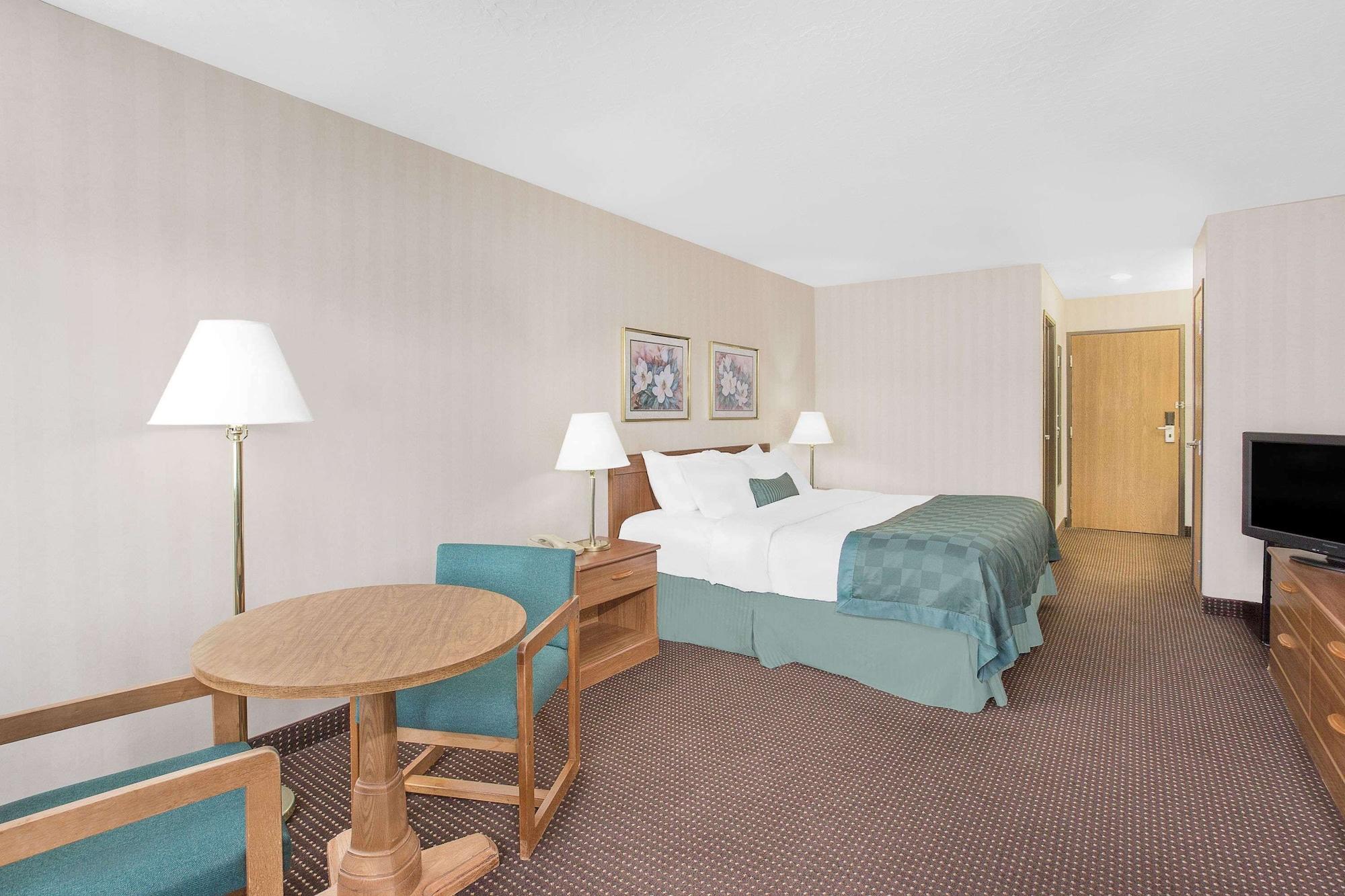 Ramada By Wyndham Hancock Waterfront Zewnętrze zdjęcie