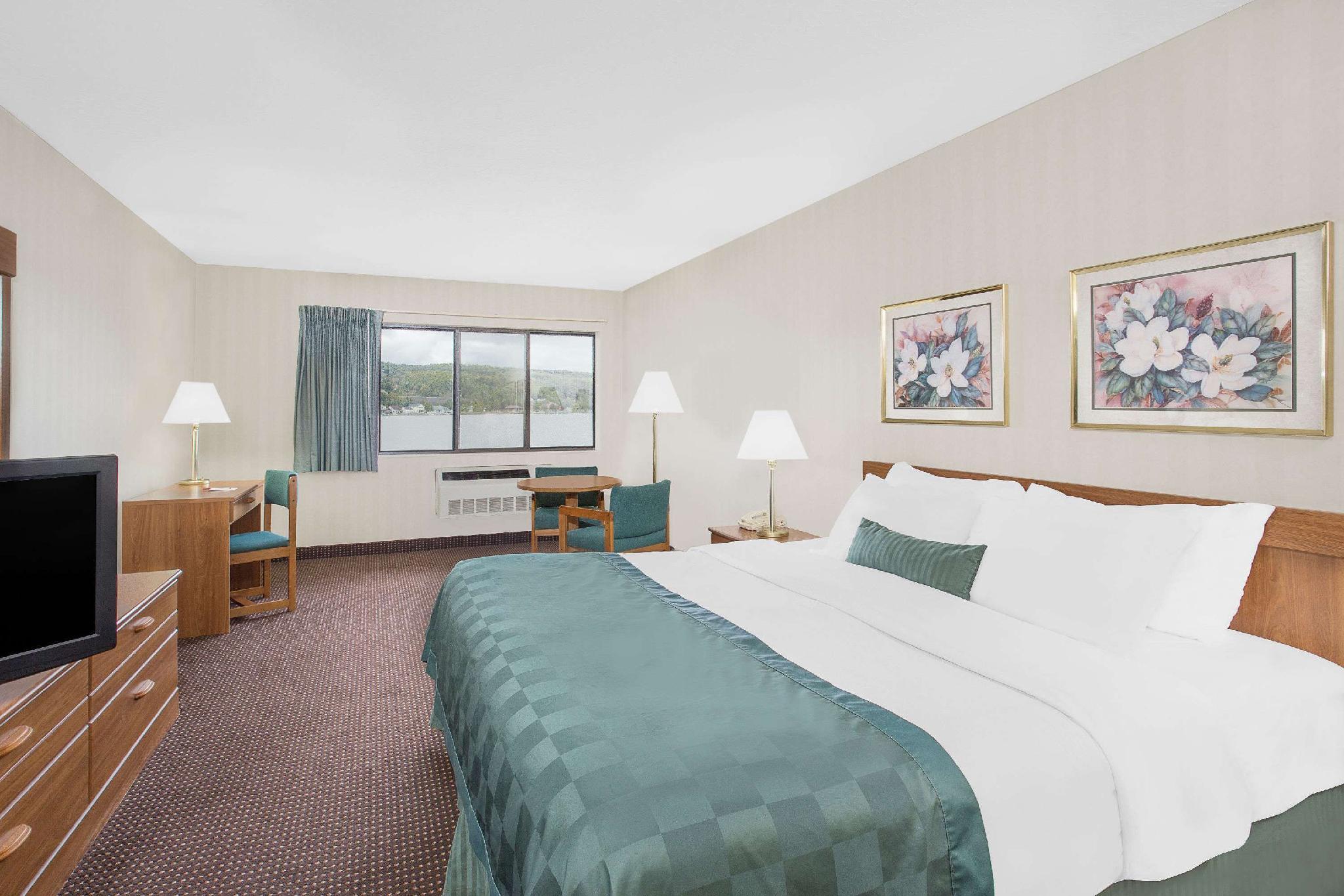Ramada By Wyndham Hancock Waterfront Zewnętrze zdjęcie