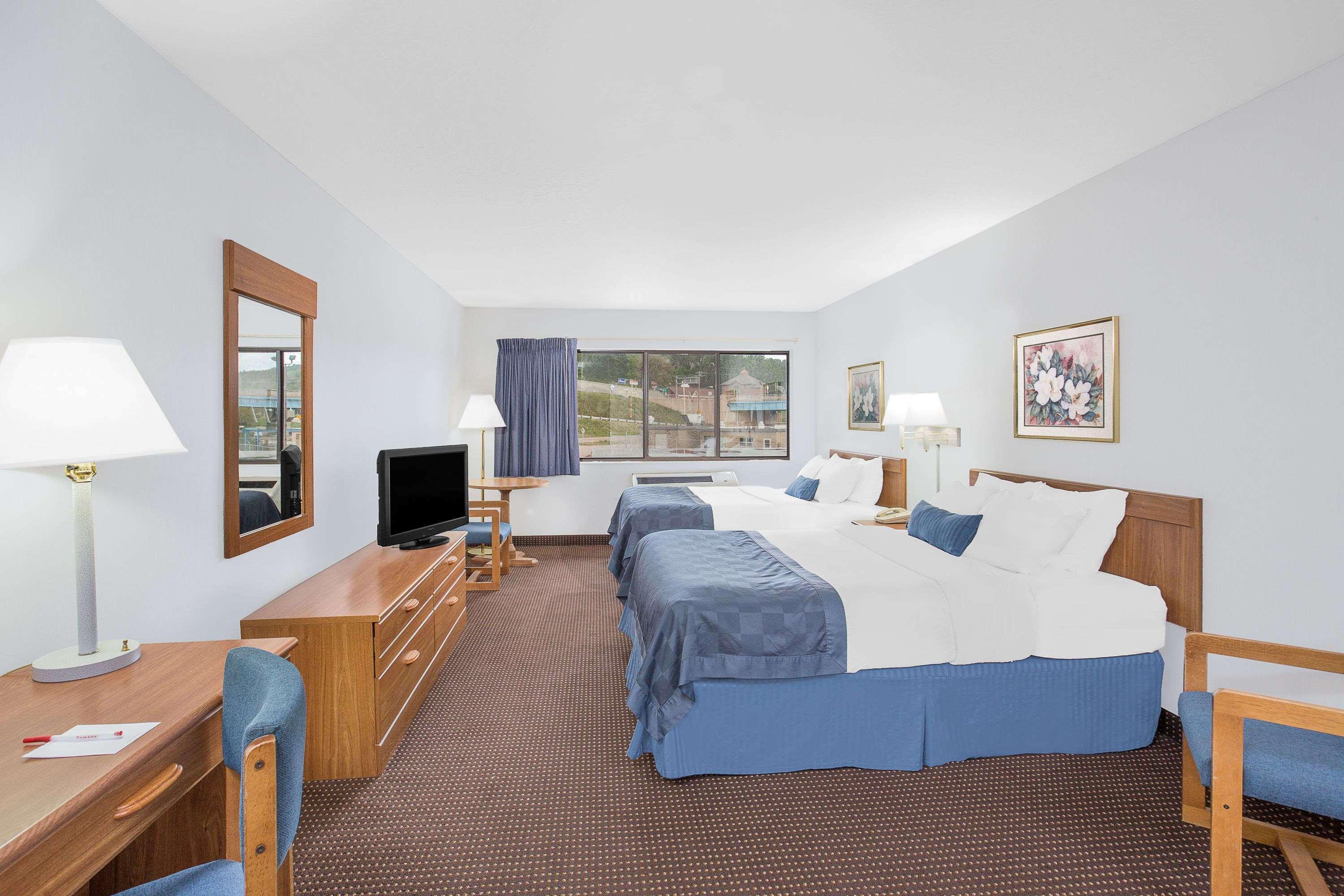 Ramada By Wyndham Hancock Waterfront Zewnętrze zdjęcie