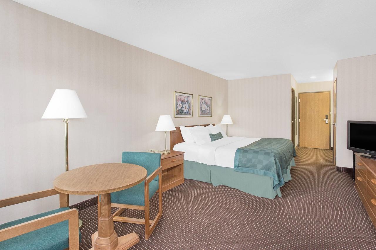 Ramada By Wyndham Hancock Waterfront Zewnętrze zdjęcie